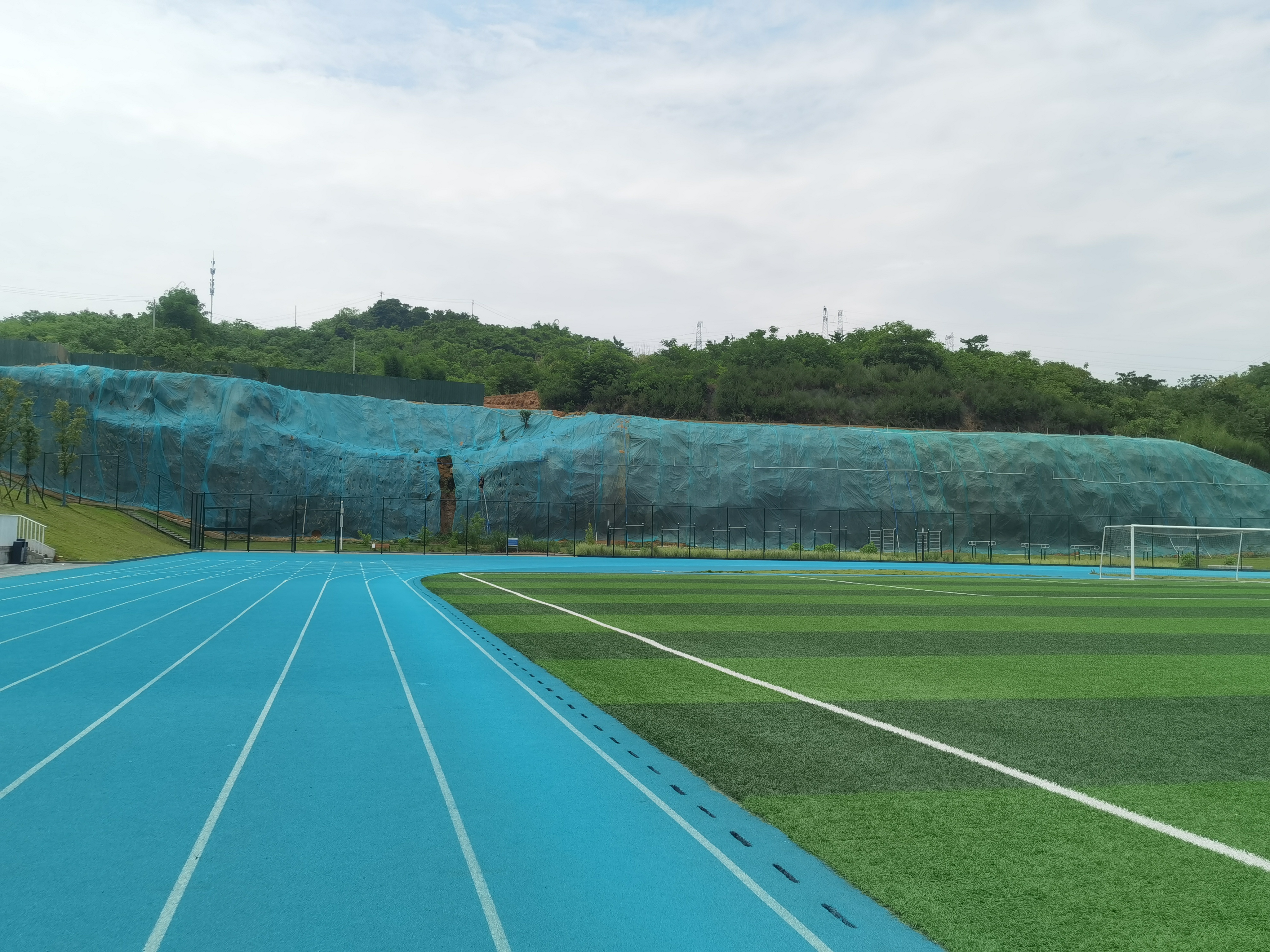湖北航空學(xué)院運(yùn)動(dòng)場(chǎng)北面邊坡植被混凝土噴播綠化工程 順利完工！